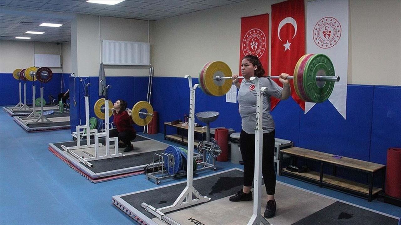 Ailesinin "boyun kısa kalır" uyarısına rağmen haltere başlayan Zeynep'in hedefi olimpiyat