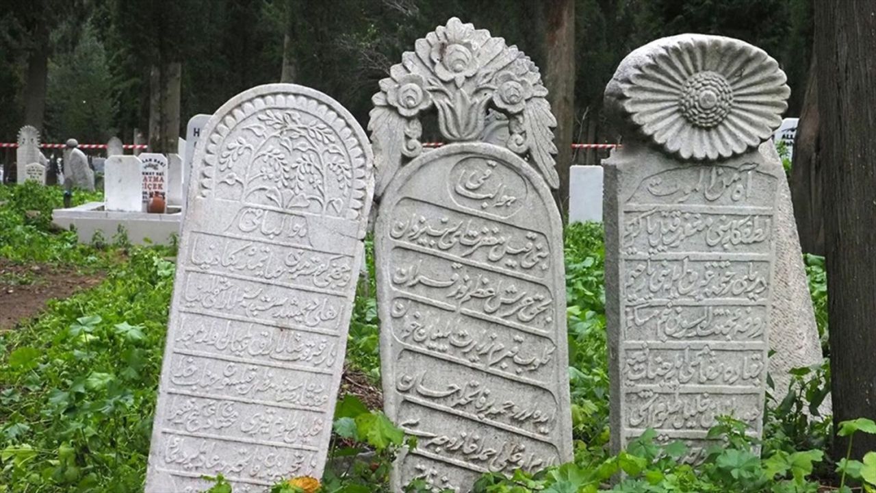 Balıkesir'deki 300 yıllık mezar taşlarında geçmişin izini arıyorlar