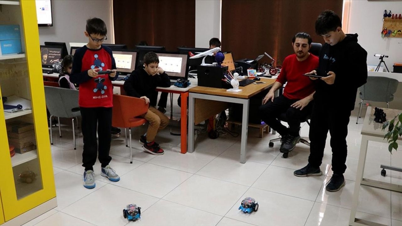 Edirne'de "kış okuluna" giden öğrenciler kod yazılımı öğreniyor, robot yapıyor