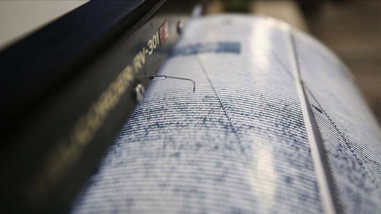 Endonezya'da 6 ve 7 büyüklüğünde iki deprem