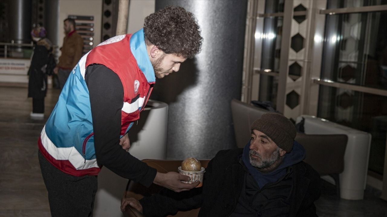 Erzurum'da lise öğrencilerinden hastanede bekleyen hasta yakınlarına çorba ikramı