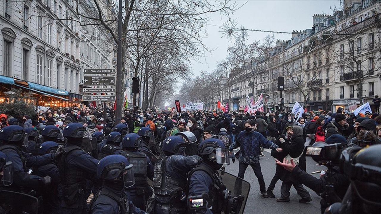 Fransa'da emeklilik reformuna karşı protestolara 1 milyondan fazla kişi katıldı