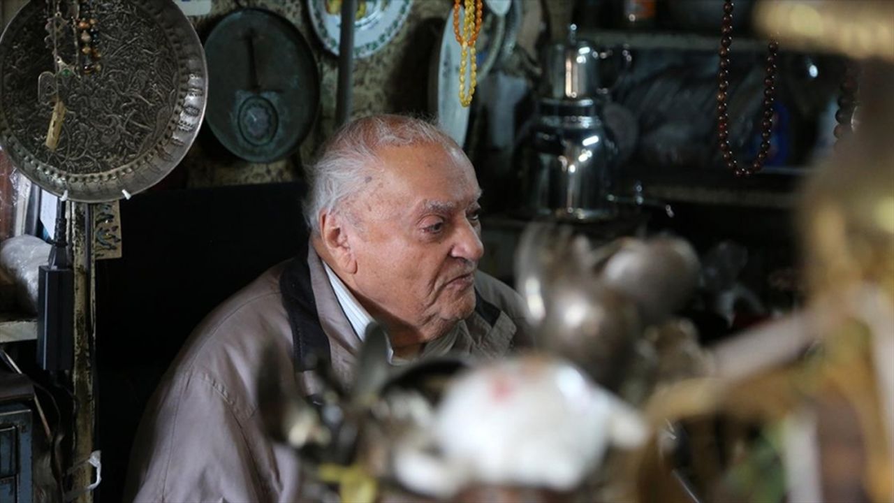 İran'da iki asırdır antikacılık yapan Yahudi aile, Tahran'da 76 yıldır aynı dükkanda hizmet veriyor