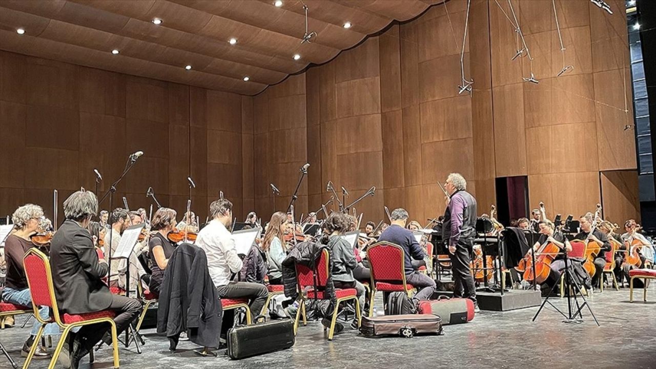Nef Filarmoni Orkestrası Nils Wanderer ve Cengiz Osmanov ile AKM'de konser verdi