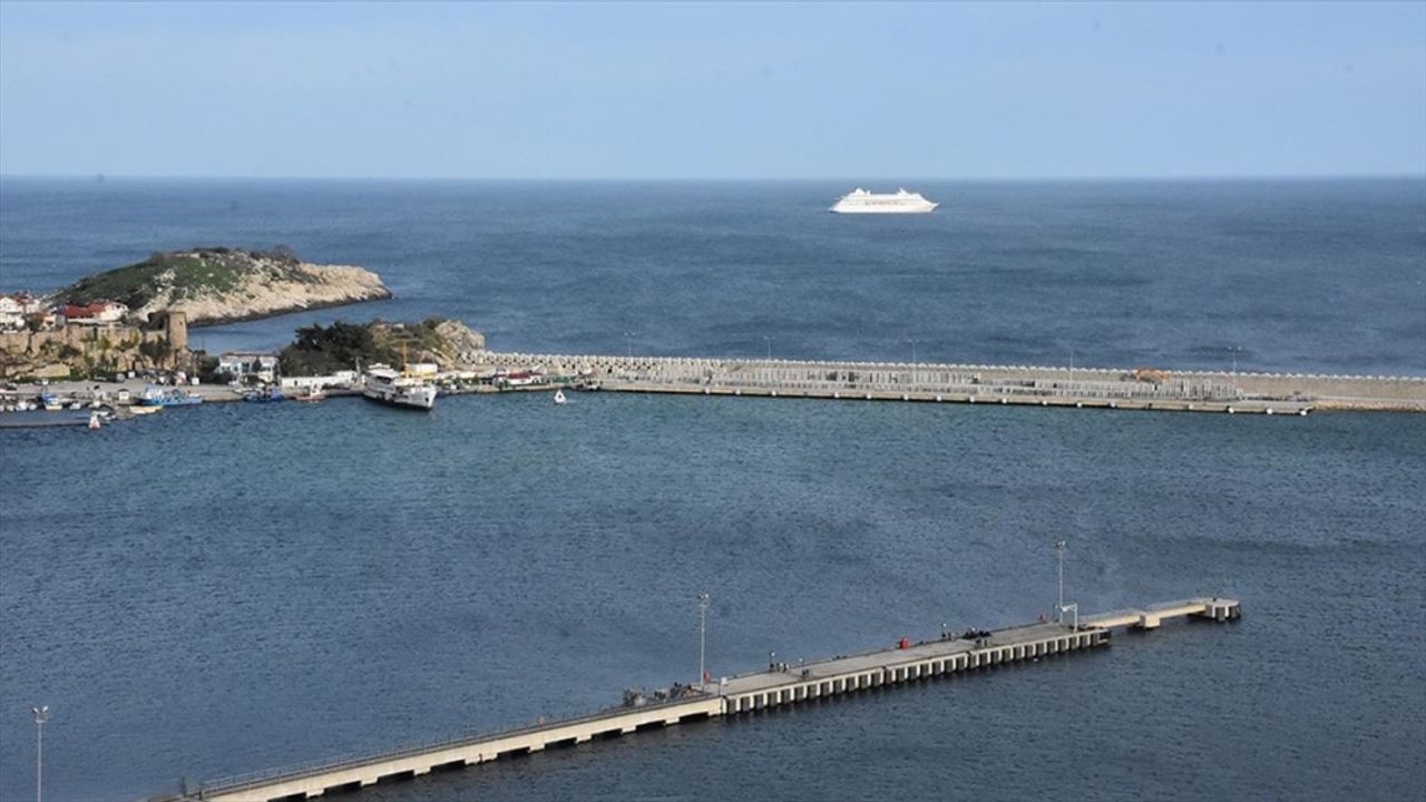 Rusya'dan Amasra'ya gelen yolcu gemisi, şiddetli rüzgar nedeniyle limana çarptı