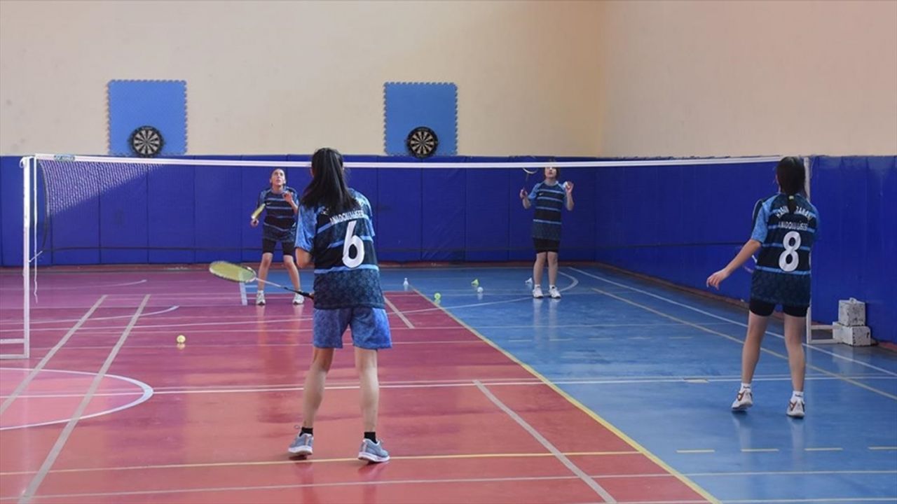 Sayıları her geçen gün artan Kars'ın badmintoncu kızları başarıya raket sallıyor