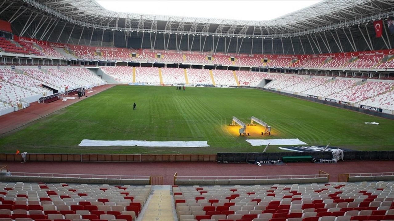 Sivas 4 Eylül Stadyumu'nun zemininde inceleme yapıldı