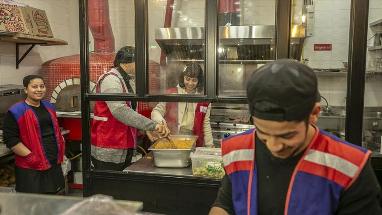 Tunus'ta evsizlerin sıcak yemek kaynağı: Sevgi Lokantası