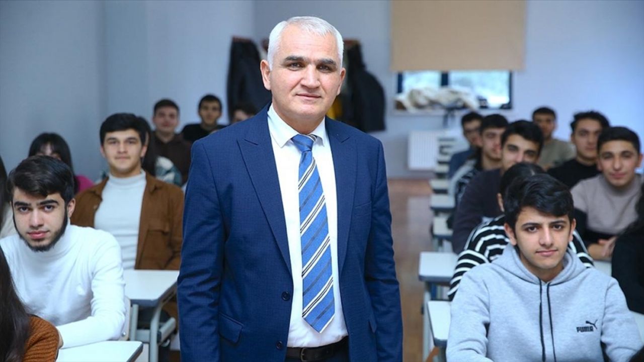 Türkiye'de eğitim alan Azerbaycanlı akademisyenden "kardeşlik eli" vurgusu
