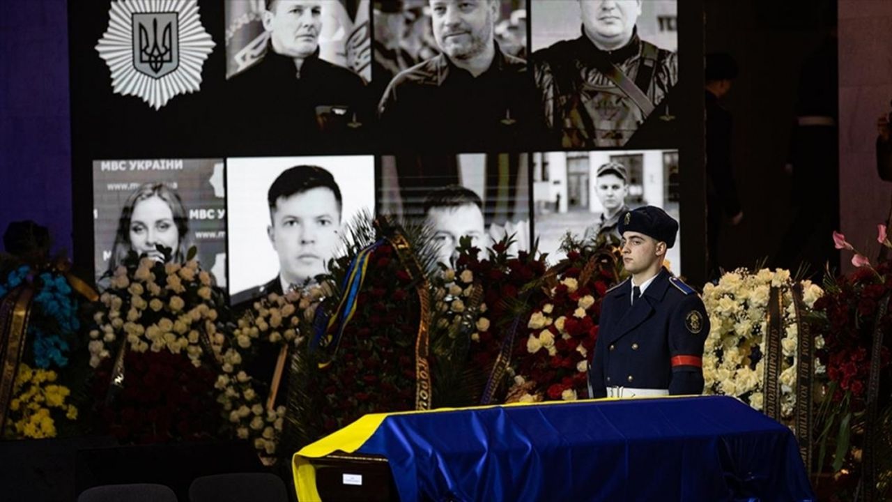 Ukrayna'da helikopter kazasında hayatını kaybedenler için cenaze töreni düzenlendi