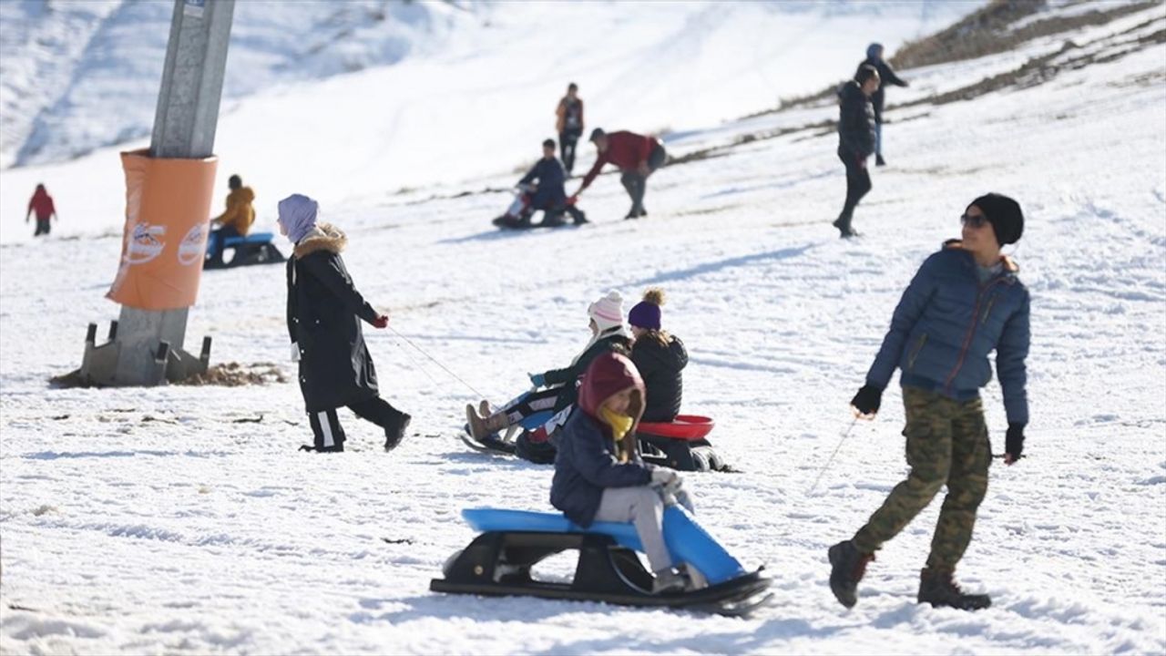 Yedikuyular Kayak Merkezi karnelerini alan öğrencileri ağırlıyor