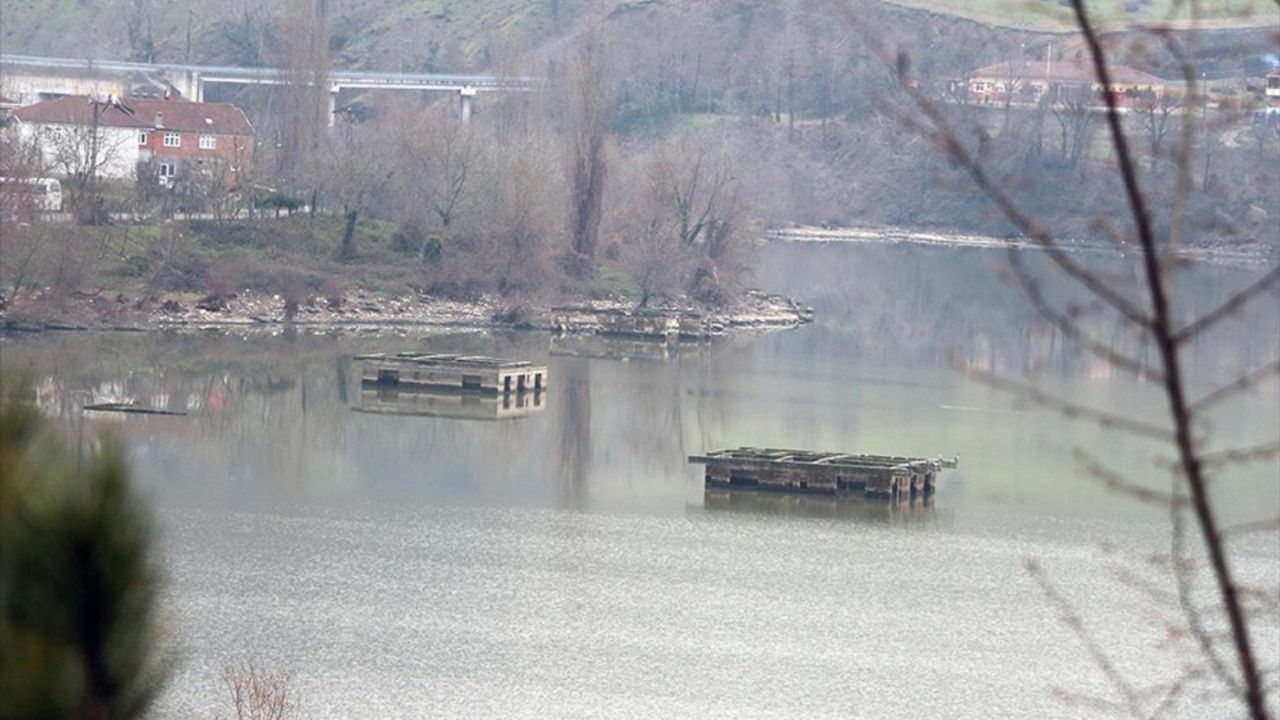 Zonguldak'ta suyu çekilen baraj havzasındaki yapılar ortaya çıktı