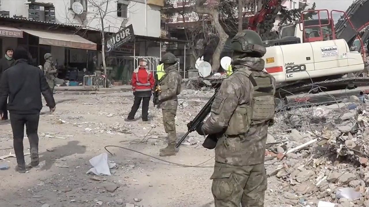 Mehmetçik depremlerin merkez üssü Kahramanmaraş'ta asayişi ve emniyeti sağlamaya devam ediyor