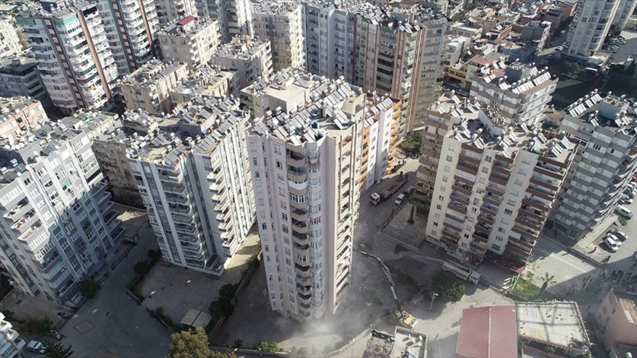 Adana'da depremde hasar gören 14 katlı apartman kontrollü yıkıldı