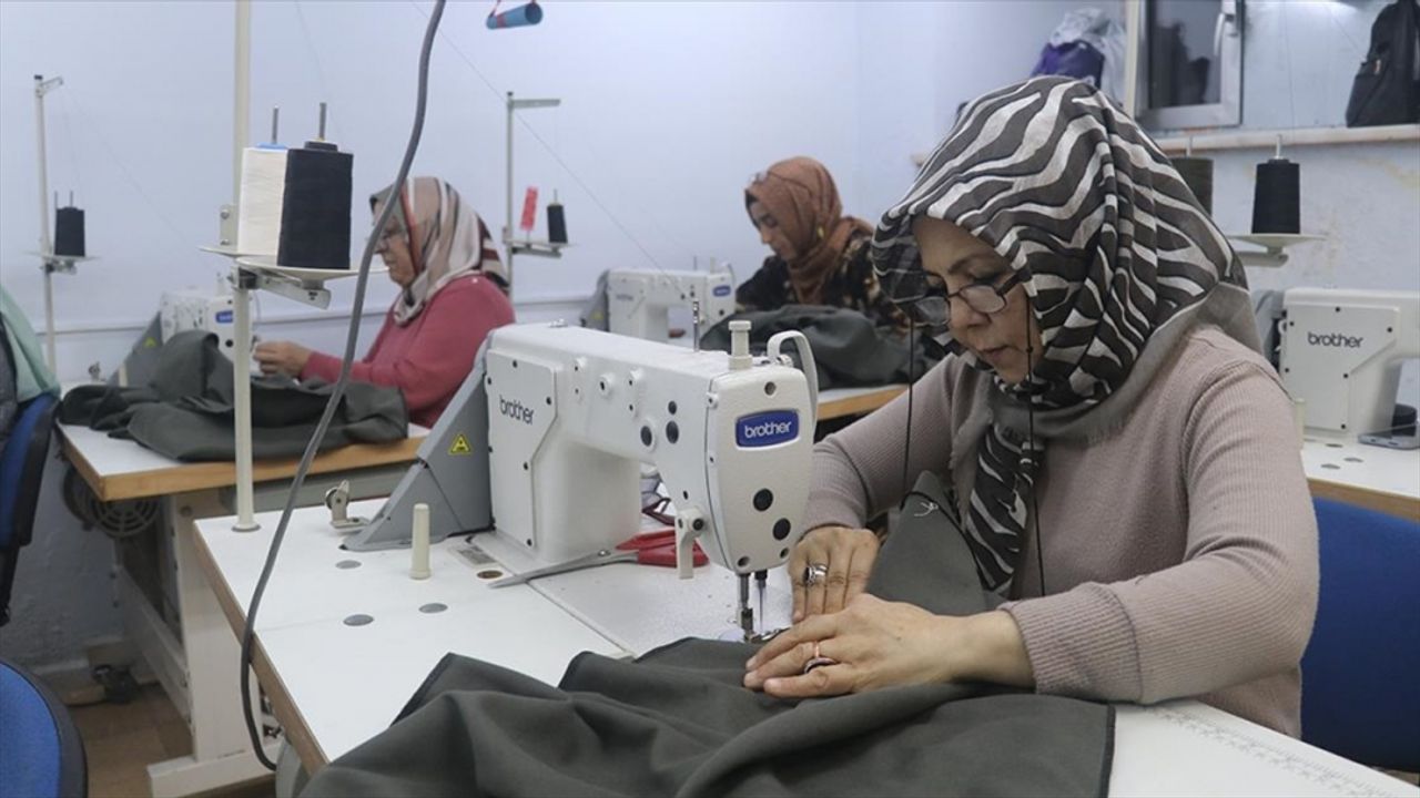 Adana'da gönüllü usta öğreticiler depremzedeler için üretiyor