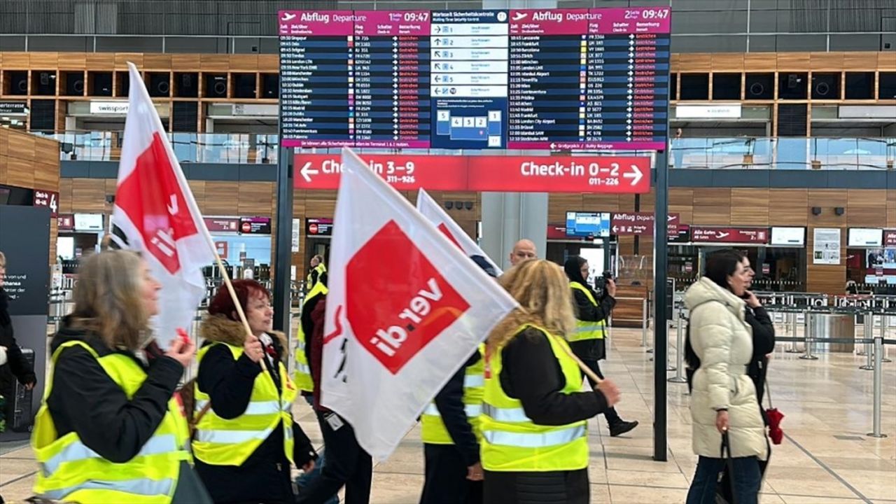 Almanya’da 4 havalimanında yapılan uyarı grevleri sebebiyle yüzlerce uçuş iptal oldu