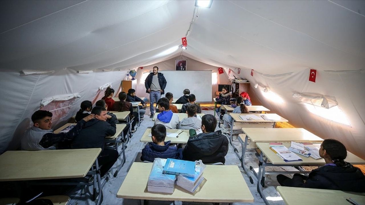Antakya'da gönüllü öğretmenler 15 çadır kentteki öğrencileri sınavlara hazırlıyor