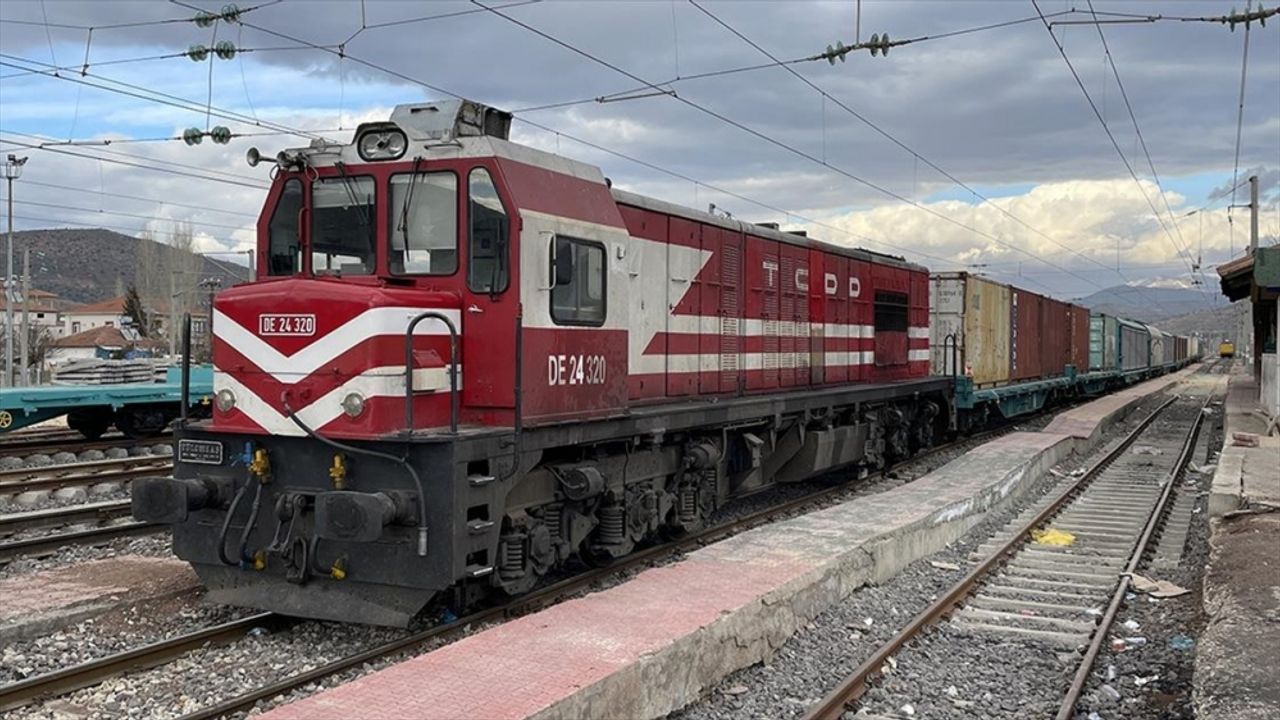 Çanakkale'den trenle gönderilen konteynerler Gölbaşı'na ulaşıyor