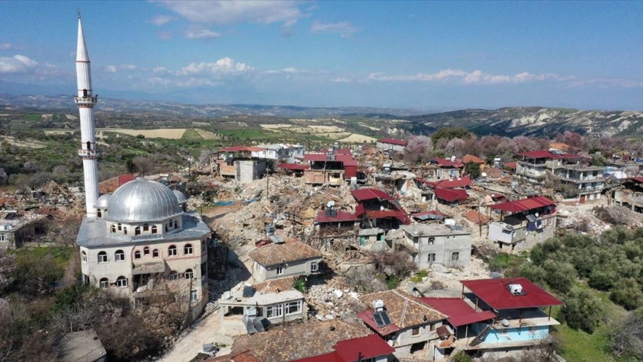 Depremde evlerinin neredeyse tamamı yıkılan mahalleli ata topraklarını bırakmadı