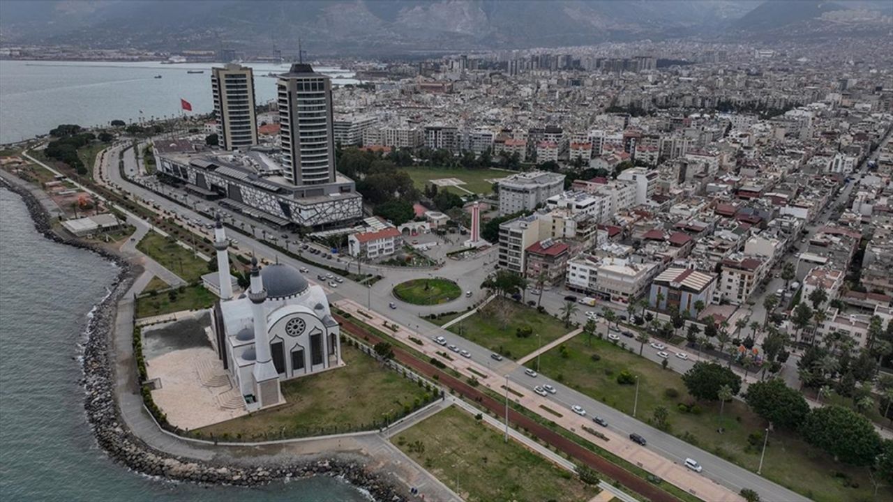 Depremlerin vurduğu İskenderun'da yaralar sarılıyor