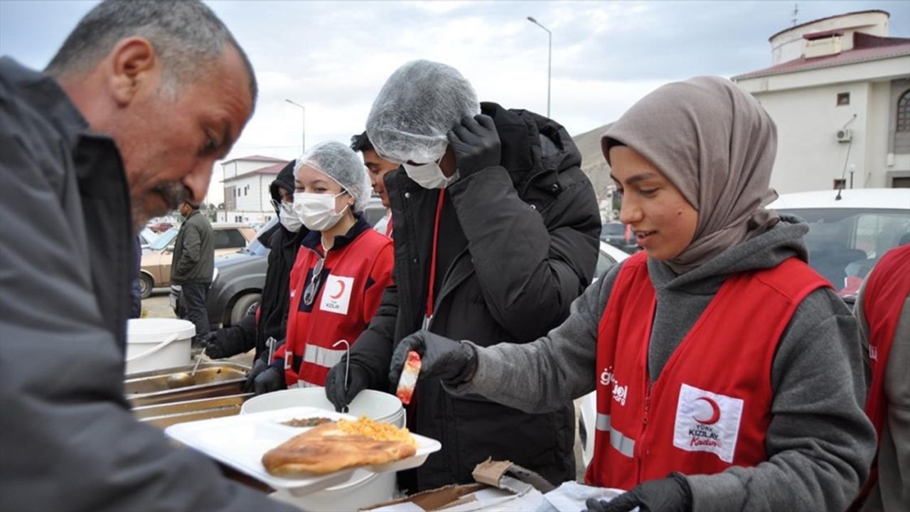 Depremzedelere yardım için Trabzon'dan Afşin'e gelen üniversiteli Aybüke gönüllü oldu
