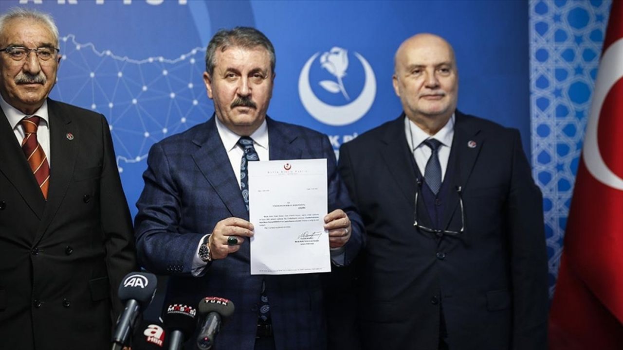 Destici, Cumhurbaşkanı Erdoğan'ın cumhurbaşkanlığı adaylığı için partisinin verdiği kararı imzaladı