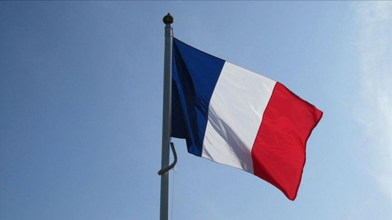 Fransa Büyükelçiliği Ankara ve İstanbul'daki "bayrak yarışını" Türk halkına ithaf edecek