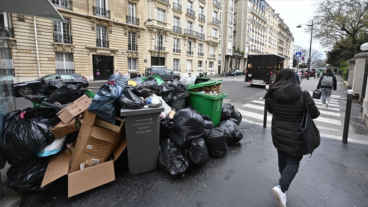 Fransız Bakan, Paris'te oluşan "çöpten tepecikler"den Belediye Başkanını sorumlu tuttu
