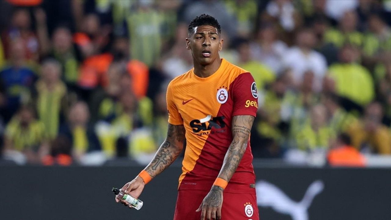 Galatasaray, Van Aanholt'u PSV'ye kiraladı