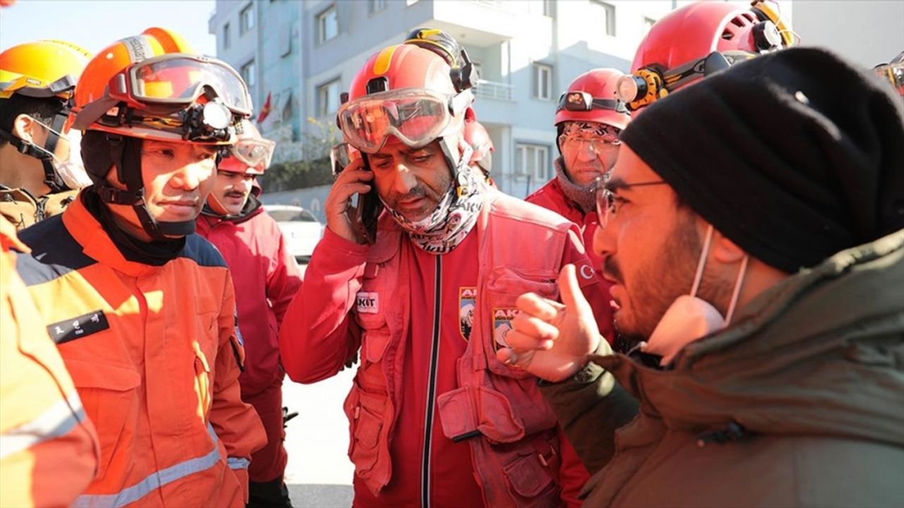 Gönüllü tercümanlar, yabancı arama kurtarma ekiplerinin depremzedelerle iletişimini sağladı