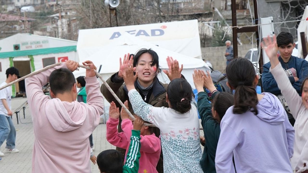 Güney Koreli öğrenciler oyunlarla çocuklarda afetin izlerini silmeye çalışıyor