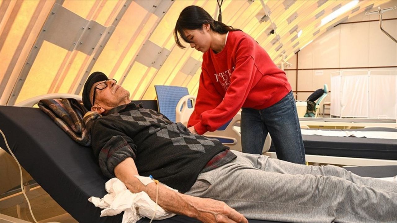 Güney Koreli sağlık ekibi İskenderun'da depremzedelerin ağrılarını azaltıyor