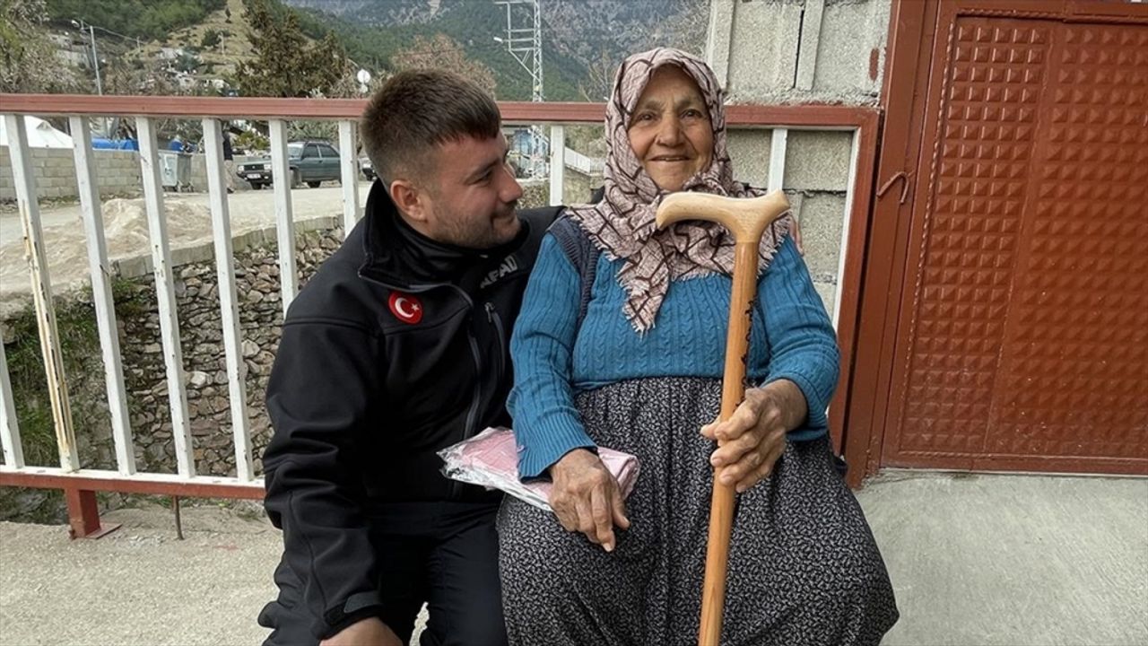 Hatay'da 70 yaşındaki depremzede kadının yüzü kaymakamlığın verdiği bastonla güldü