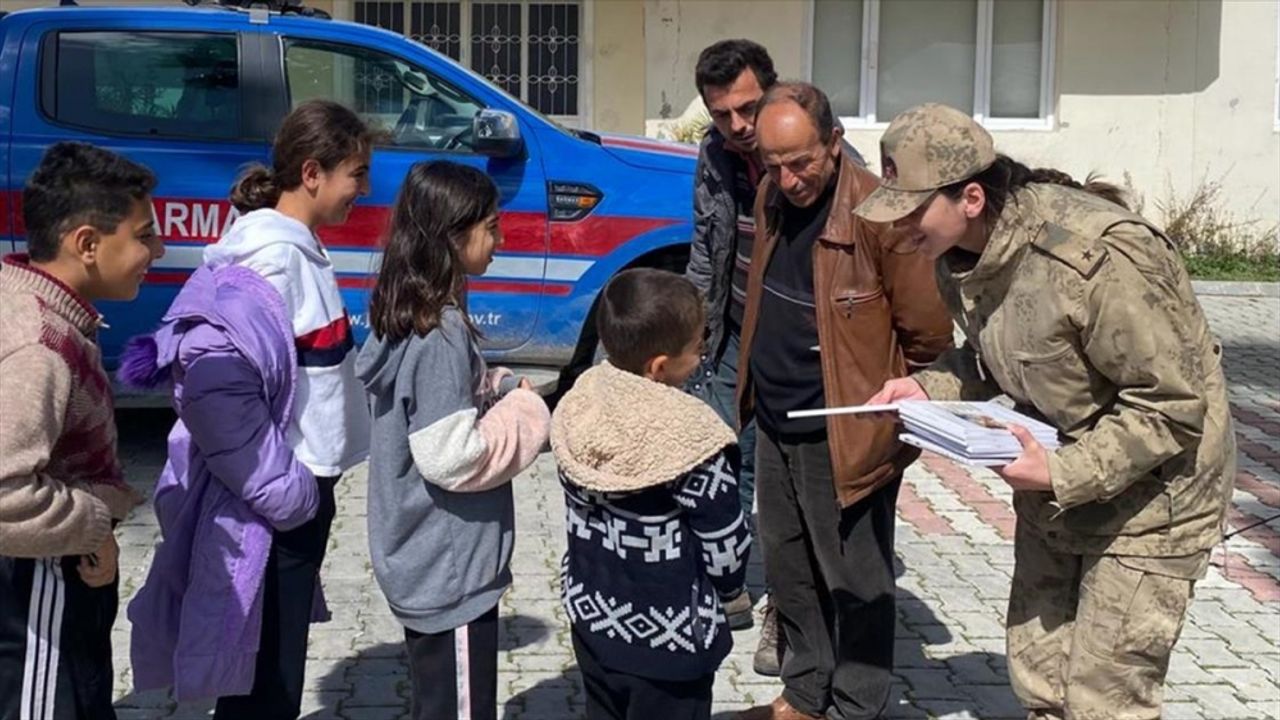 Hatay'da jandarma ekipleri depremzede çocuklara tablet dağıttı