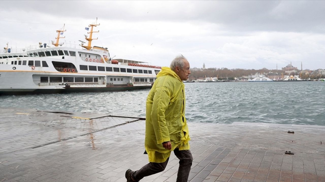 İstanbul'da lodos nedeniyle bazı vapur seferleri yapılamıyor