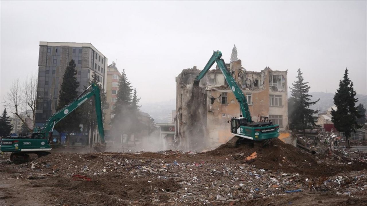 Kahramanmaraş'ta aciliyet gerektiren binaların yıkımı sürüyor