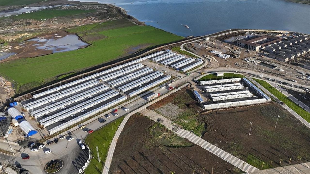 Kahramanmaraş'ta Cumhurbaşkanlığı SSB koordinasyonunda kurulan konteyner kentin ilk etabı tamamlandı