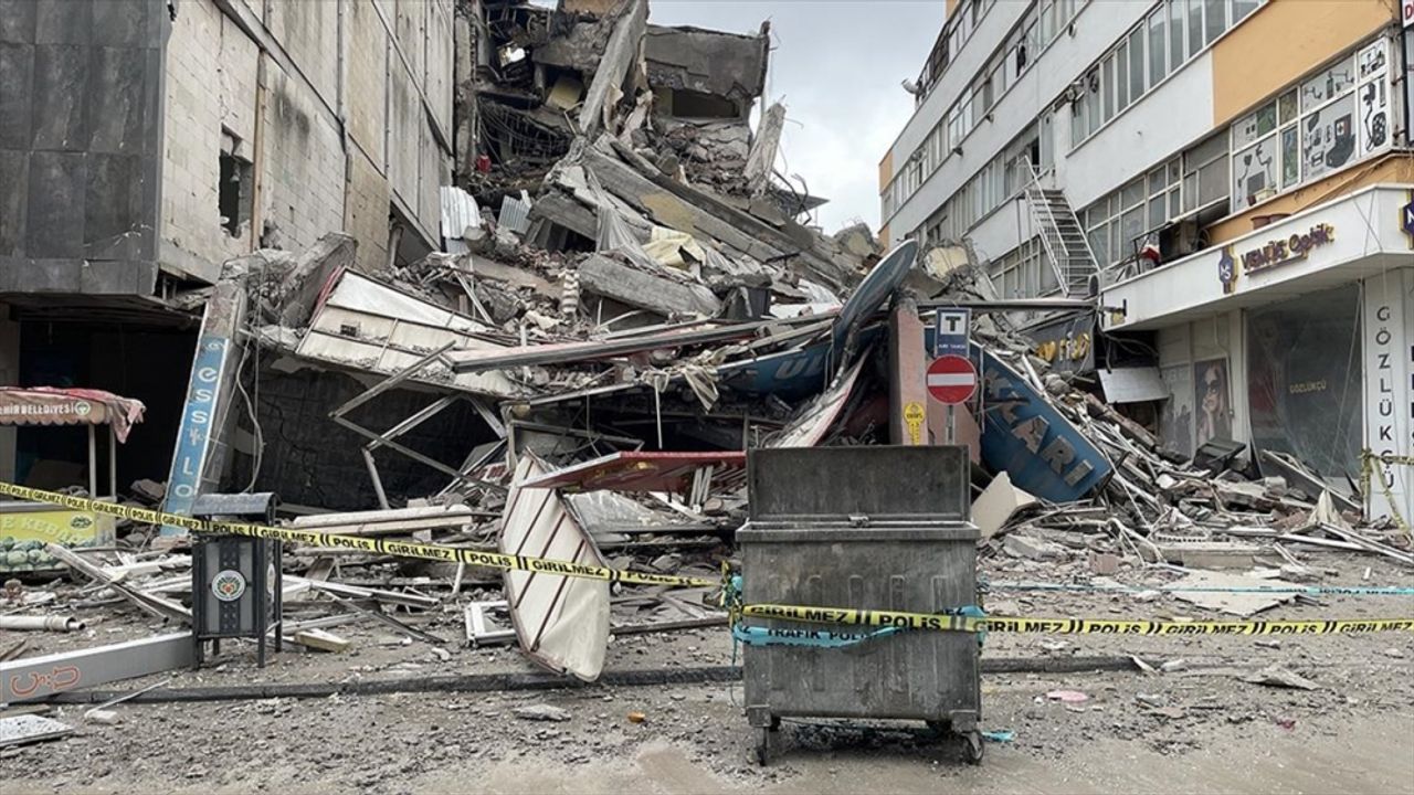 Malatya'da depremde ağır hasar alan bina kendiliğinden çöktü