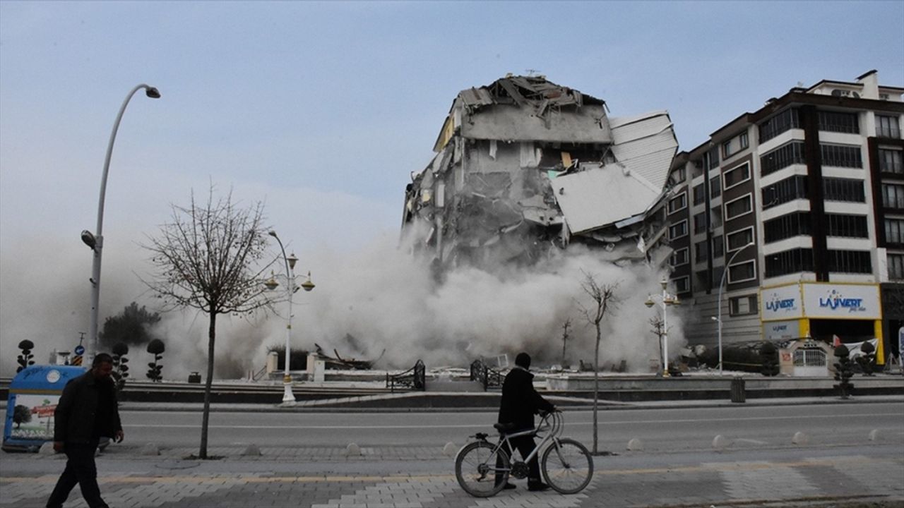 Malatya'da depremlerde yıkılan binalardan 371'inin enkazı kaldırıldı