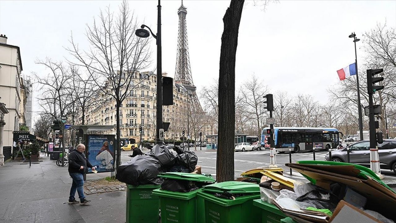 Paris Belediyesi, kentteki “çöp yığınlarına" rağmen grevlere desteğe devam kararı aldı