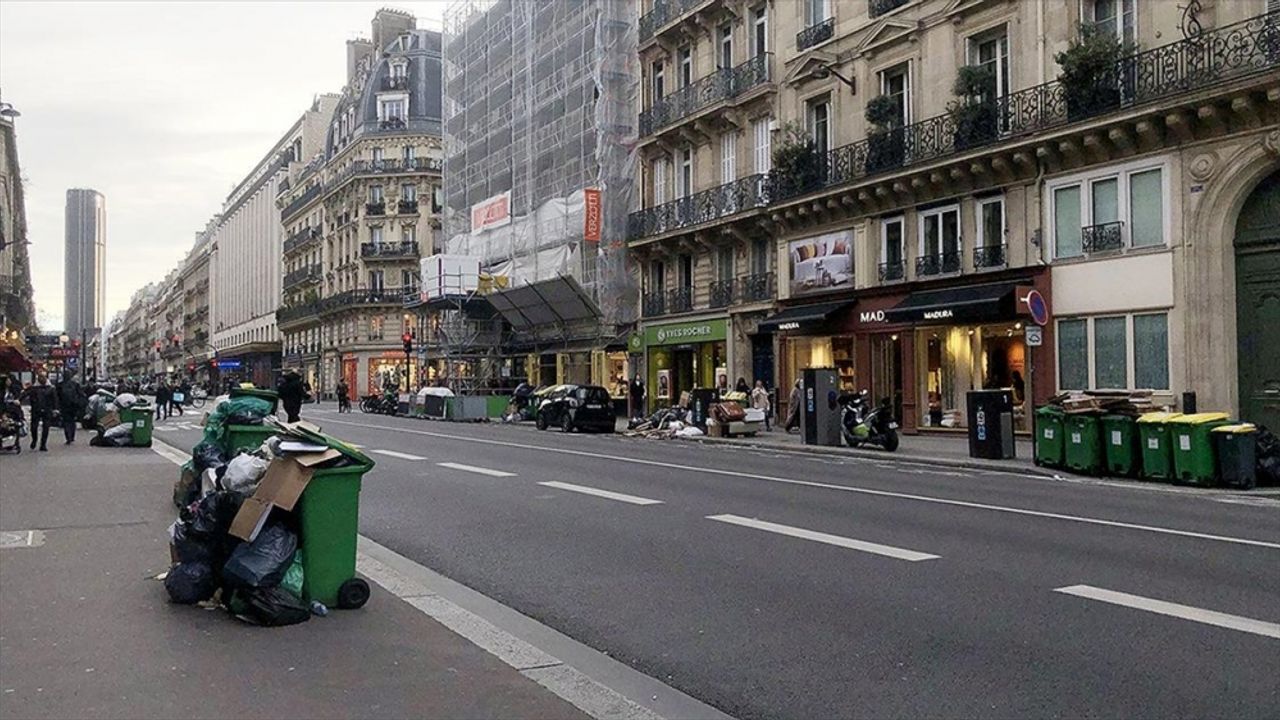 Paris sokaklarında çöp yığınları gündelik hayatın bir parçası haline geldi