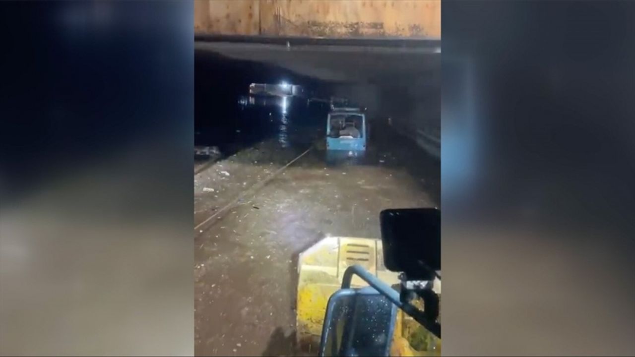 Şanlıurfa'da sel nedeniyle mahsur kalan belediye otobüsleri tank kurtarıcıyla çıkarıldı