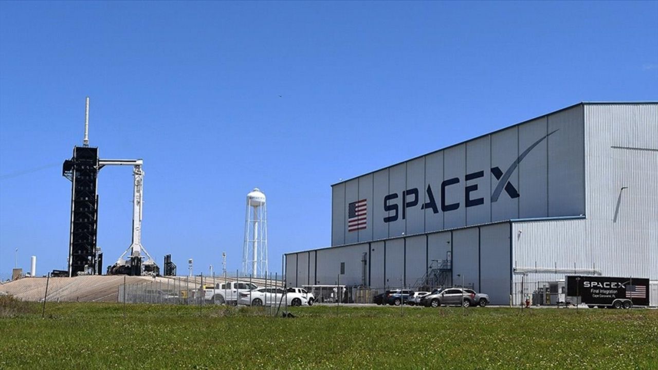 SpaceX’in 4 astronotu yaklaşık 6 ay süren görevden döndü