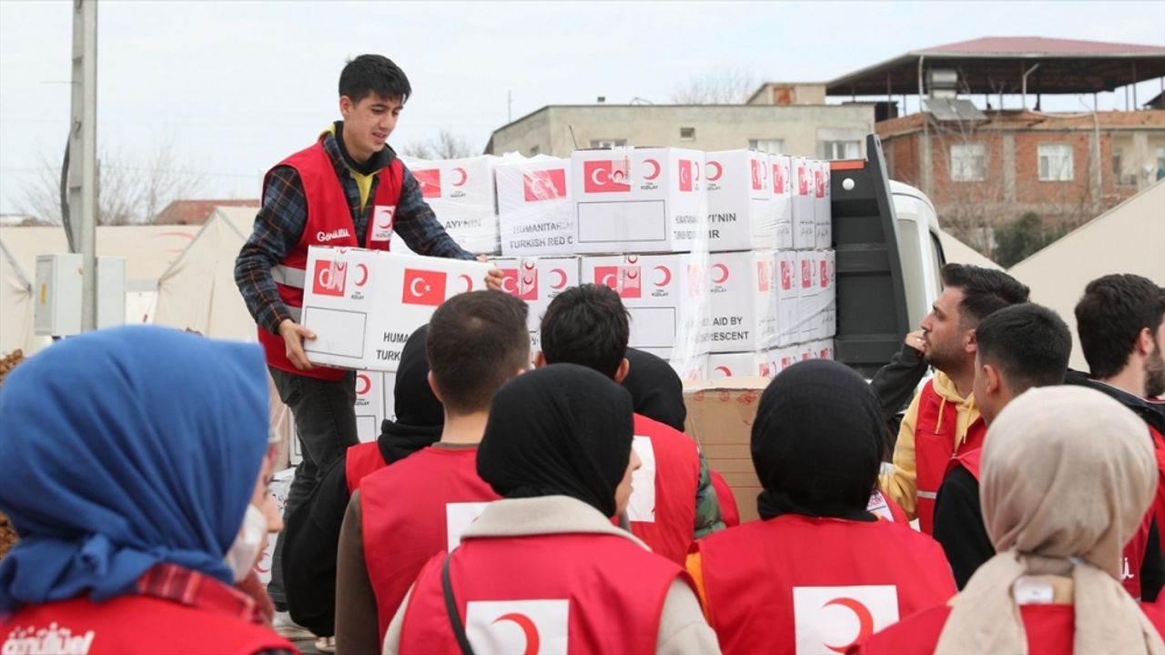 Türk Kızılay çalışanları 16 bine yakın afetzedeye ücretsiz ilaç dağıttı
