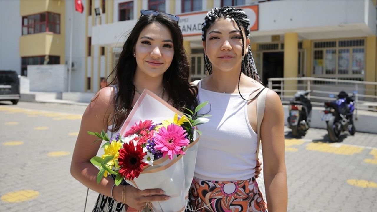 Antalya'da ikiz kızlar oy kullandıktan sonra sandık görevlisi annelerine çiçekle sürpriz yaptı