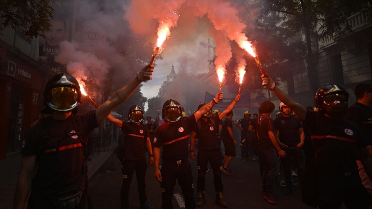 İspanya'da itfaiyeciler mecliste geciken yasal düzenlemeden dolayı Madrid'de gösteri yaptı