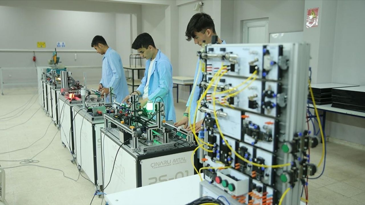 Kocaeli'de meslek liselilerin ürettiği elektronik deney setleri ülke sınırlarını aştı