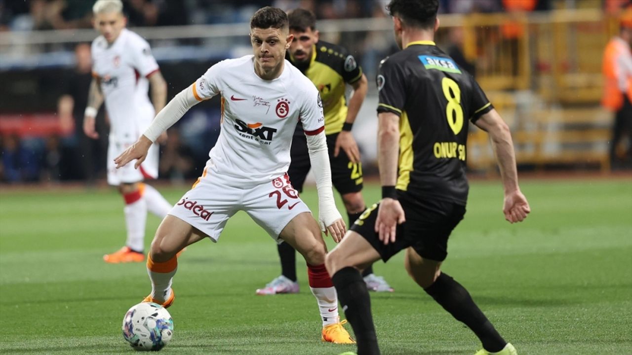 Lider Galatasaray, İstanbulspor engelini 2 golle geçti