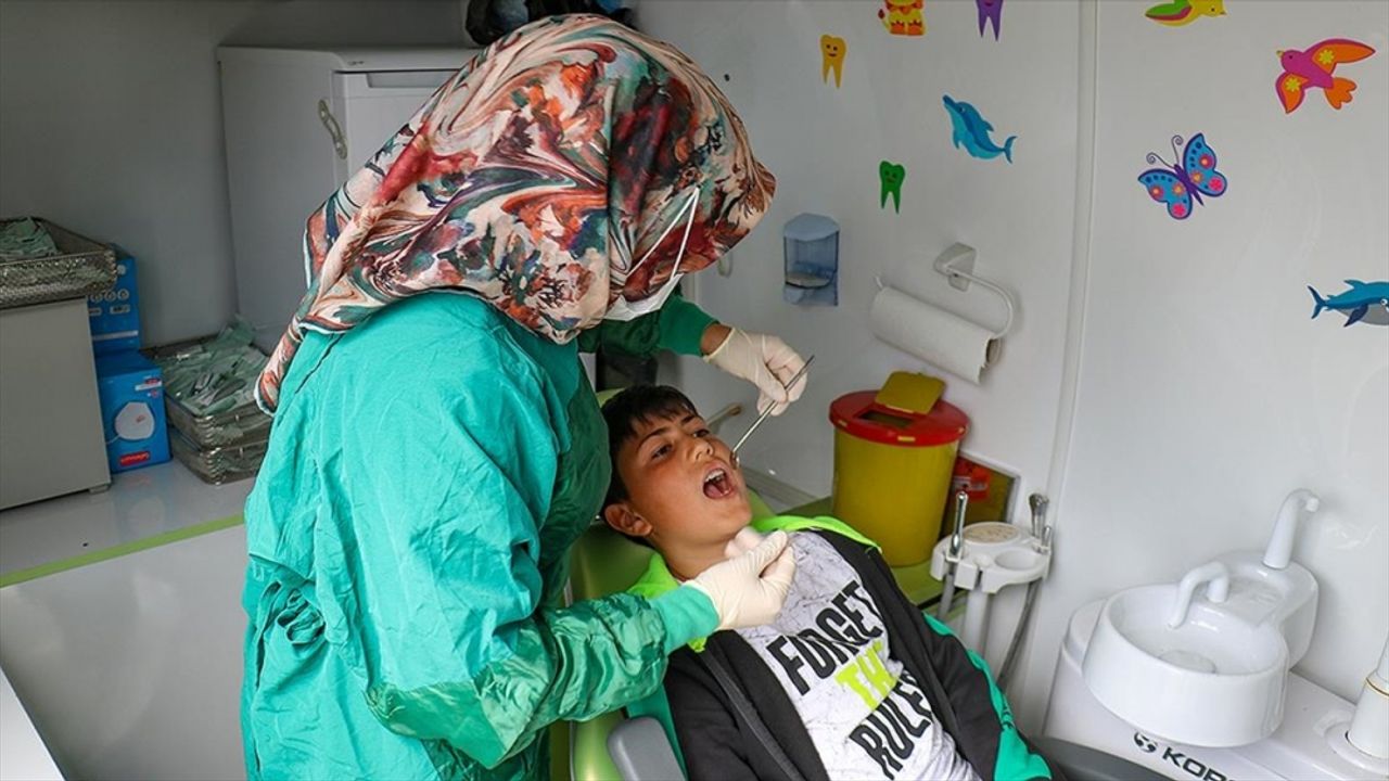 Malatya'da görevli diş hekimleri, depremzedeleri mobil araçlarda tedavi ediyor