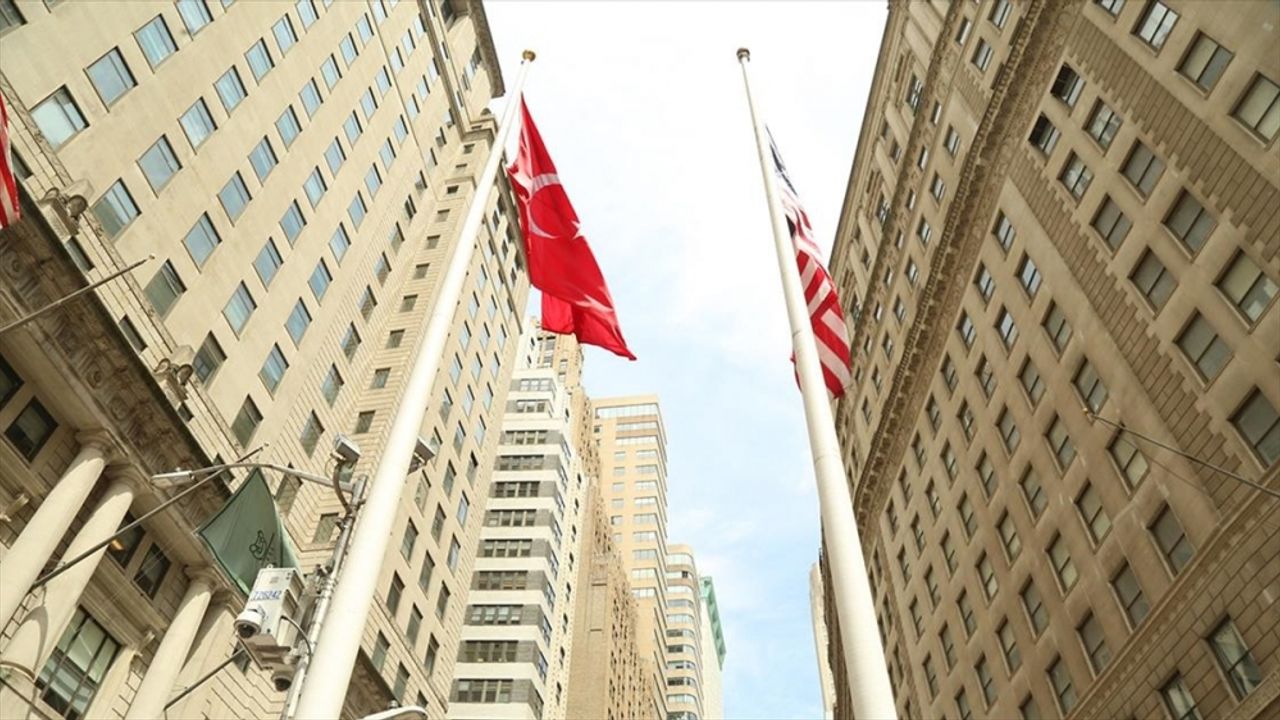 New York'taki dünyaca ünlü finans merkezi Wall Street'te Türk bayrağı göndere çekildi
